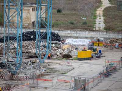 Tutt�intorno ferve intanto il lavoro degli operai, che nelle ultime settimane hanno accelerato l�opera di dismissione